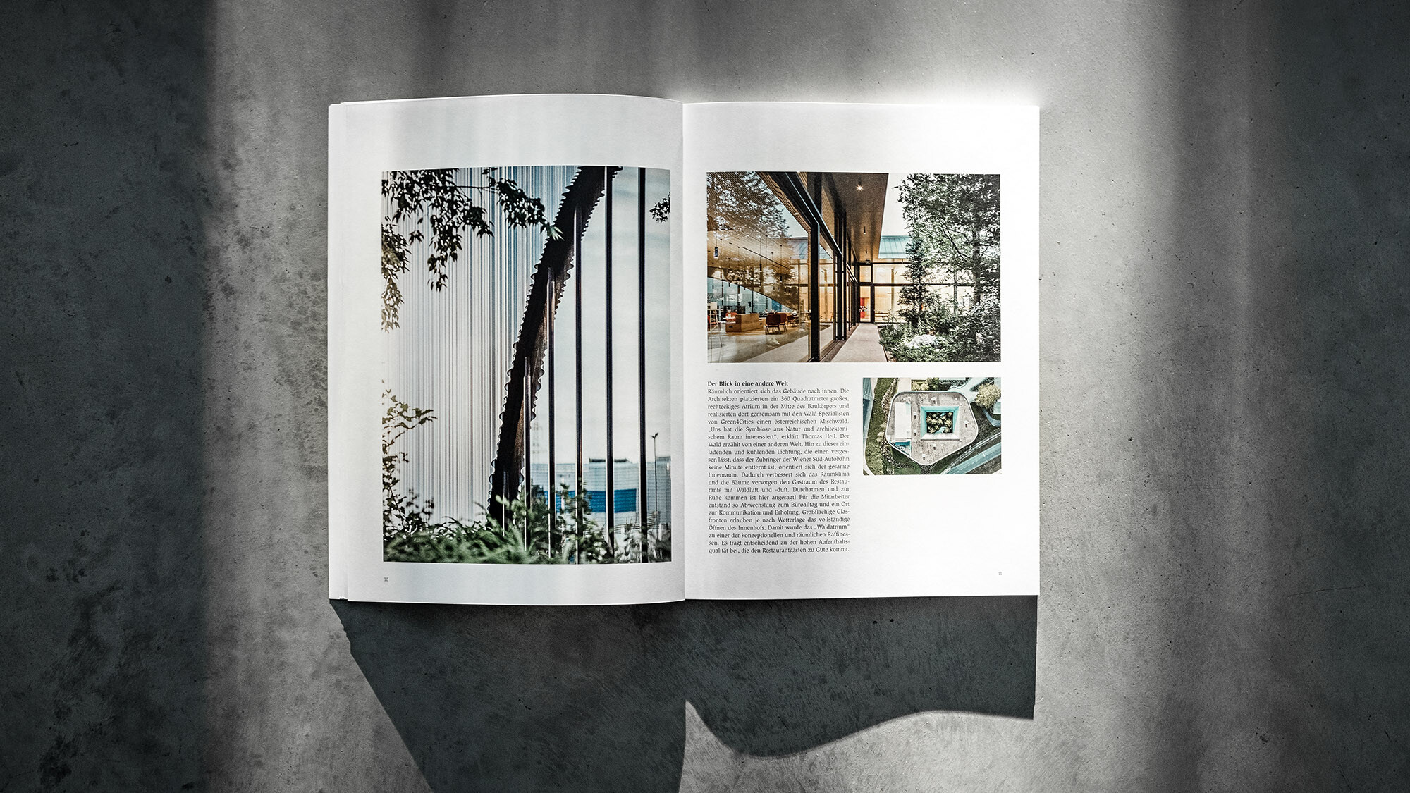 Das geöffnete PREFARENZEN Buch 2024 mit einem Beitrag über das Projekt Walters Restaurant von dreiplus Architekten vor einem grauen Hintergrund.
