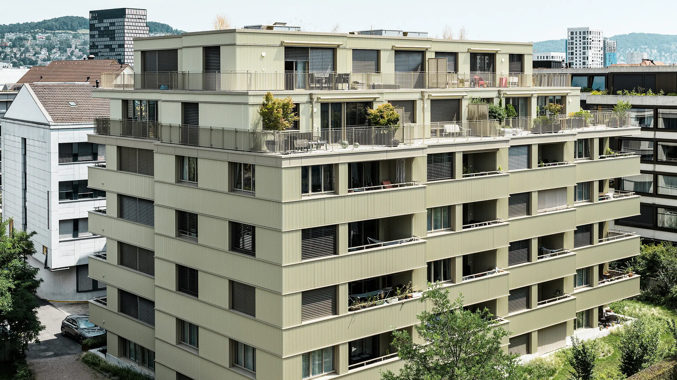 Sodobna stanovanjska stavba "Stetterhaus" v soseski Altstetten obdaja edinstvena fasada z zobčastimi profili PREFA v posebni biserno kovinski barvi.