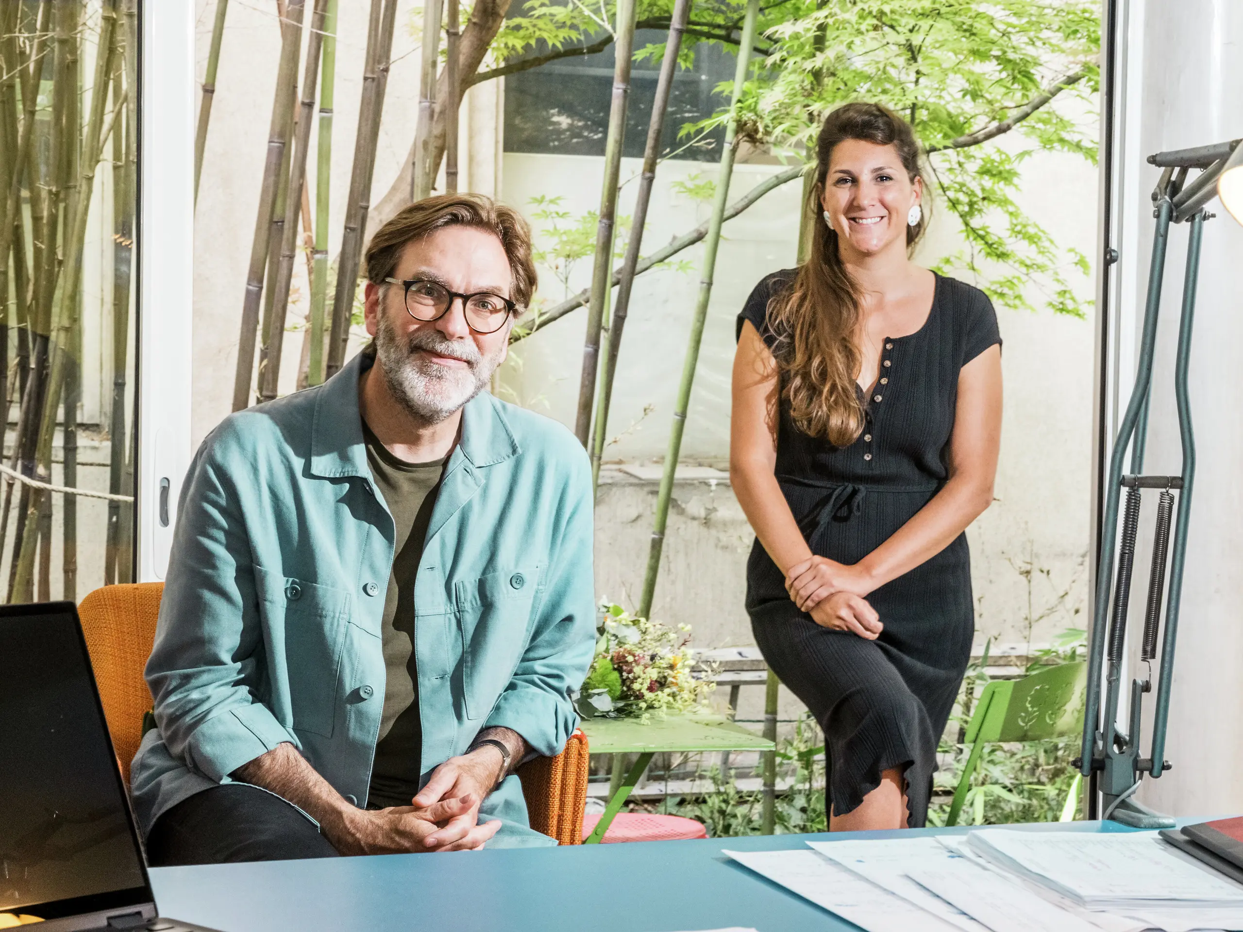 Arhitekta Florian Golay in Noémie Guimbard iz biroja Atelier Léger, ki sta med drugim vodila projekt prenove zgodovinskega skednja „La Grange à Gaby“ v Enginsu. Projekt združuje tradicionalno arhitekturo s sodobnimi materiali, kot je aluminijasta streha PREFA.