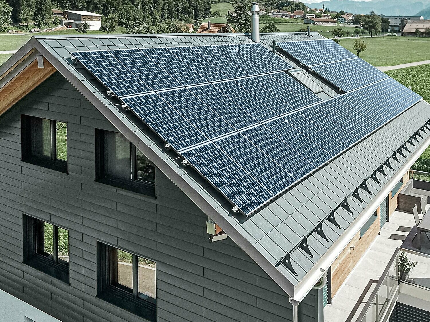 Fotonapetostni sistem, montiran na strehi PREFA, z nosilci solarnih sistemov in nosilnim profilom za stabilno namestitev.