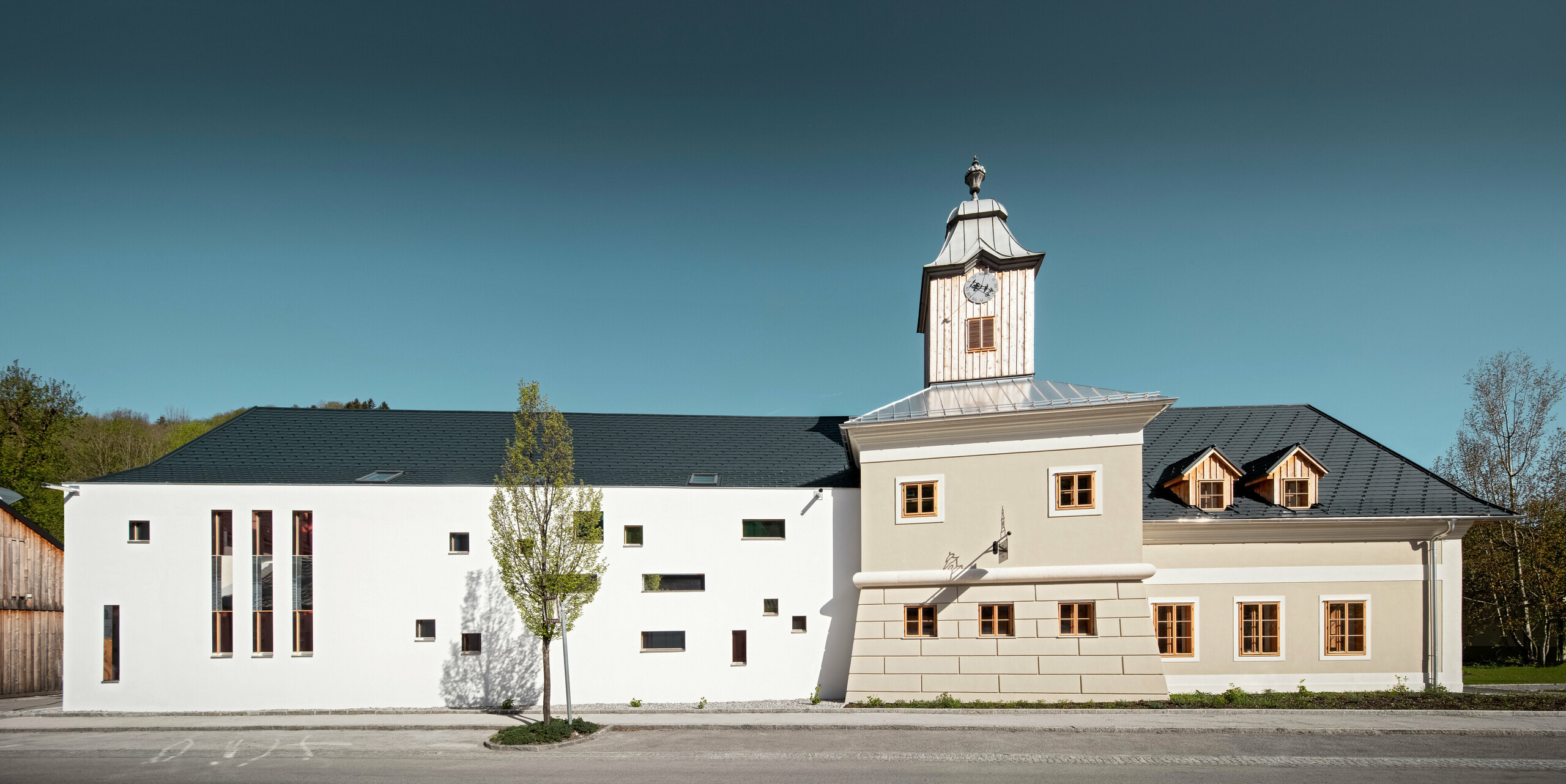 Streha hotela Glockenturm v Marktlu pri Lilienfeldu v Avstriji je prekrita s PREFA strešnimi skodlami v P.10 antracitni barvi. Sistem za odvodnjavanje PREFA je na stavbi ohranjen v naravnem aluminiju. Nedaleč stran od hotela Glockenturm se nahaja Leopold - naša gostilna, ki je prav tako prekrita s PREFA izdelki. 
