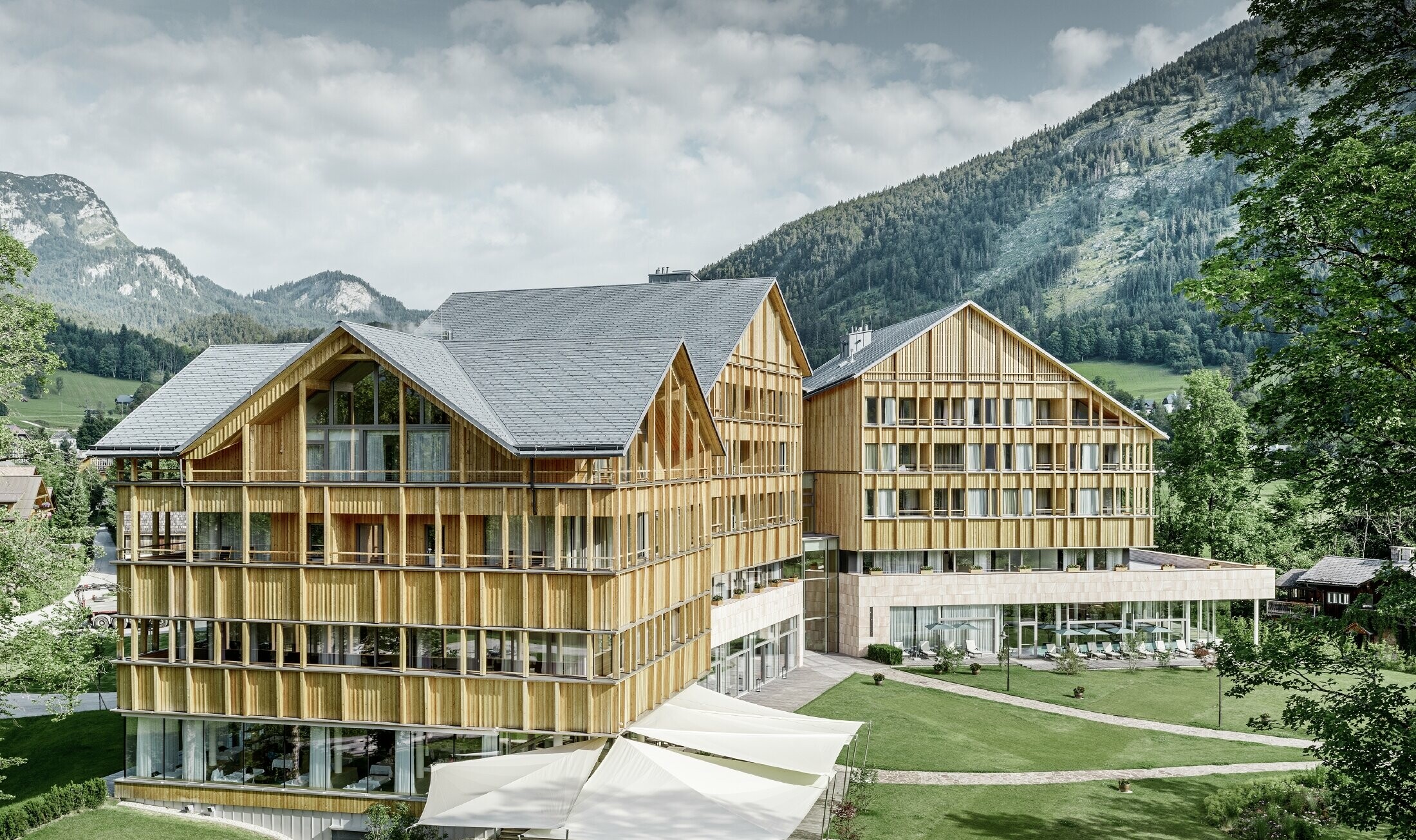 Hotel Vivamayr v kraju Altaussee z leseno fasado in streho s strešnimi skodlami PREFA