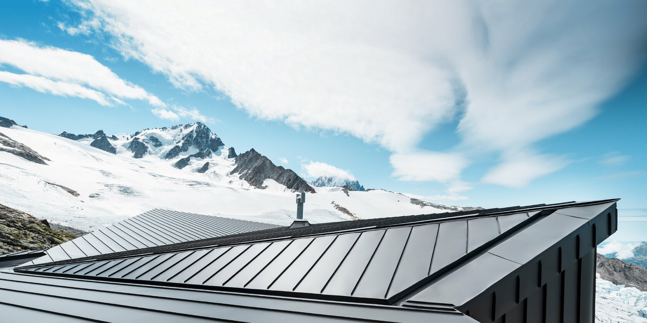 Zavetišče Refuge Albert 1er na Mont Blancu s strešnim in fasadnim sistemom PREFALZ v sivo-črni barvi.