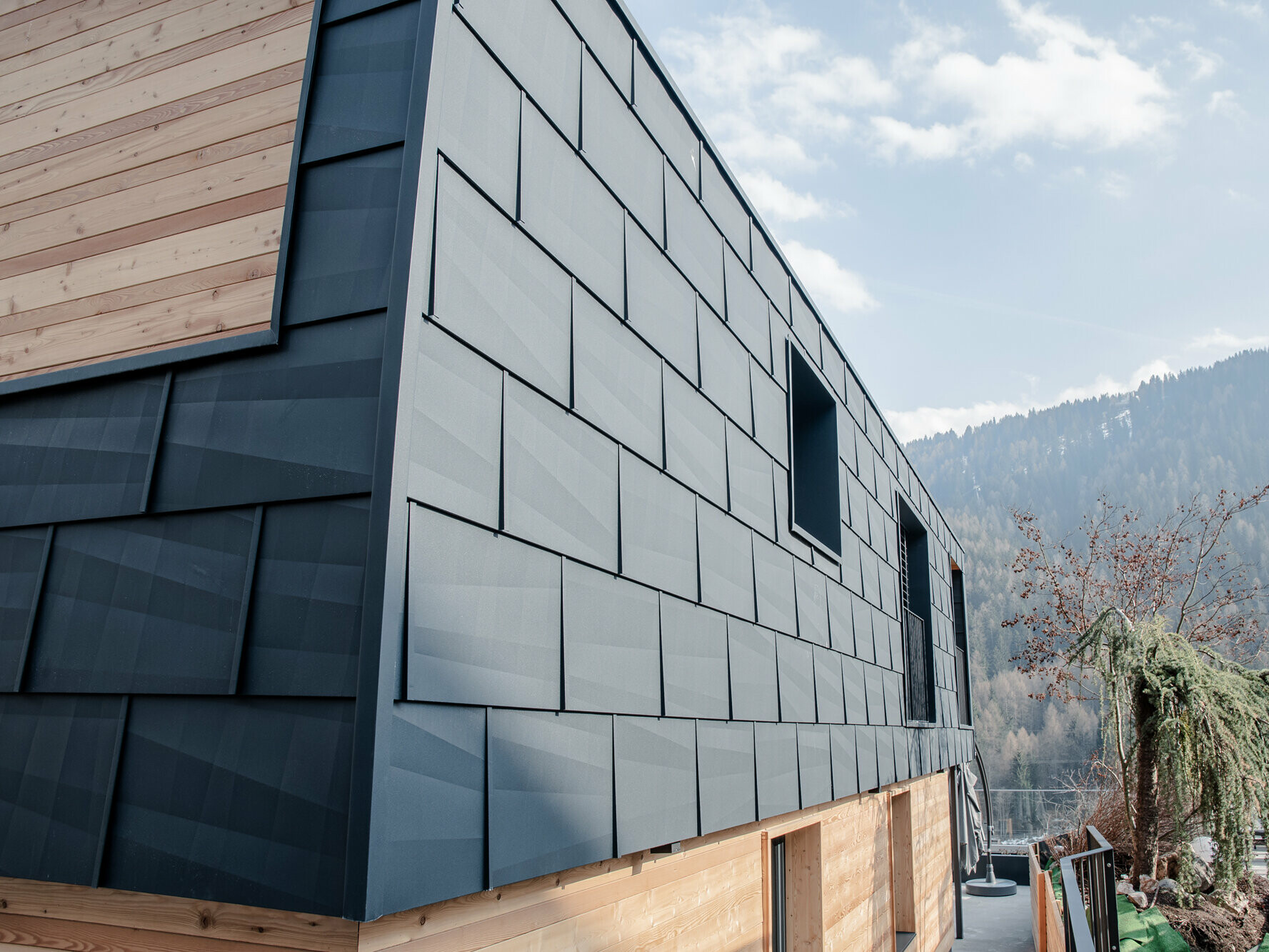 Podroben pogled fasadnih plošč PREFA FX.12 v antracit P.10 barvi v kombinaciji z lesenimi elementi