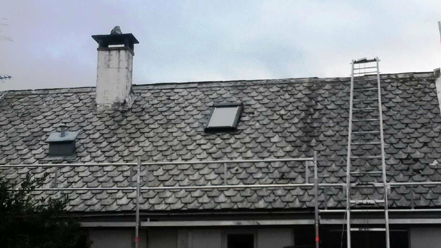 Obnova zelo stare strehe s strešnimi rombi PREFA, vključno z dimnikom