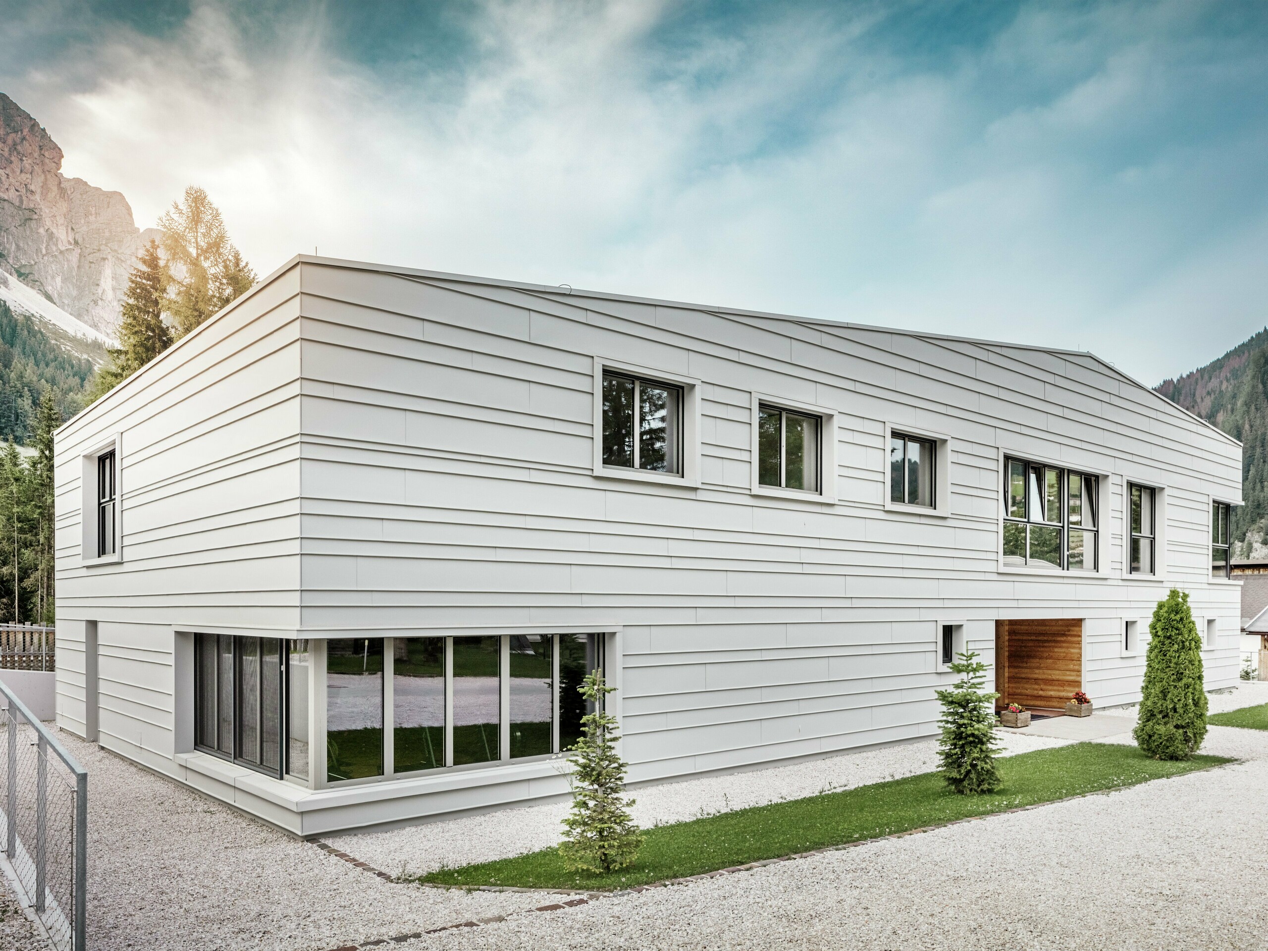 Moderna fasada vojašnice „Tempesti“ na Južnem Tirolskem navdušuje s svojo jasno geometrijo in visokokakovostnimi trakovi PREFALZ v barvi P.10 prefa bela. Uporabljeni aluminij odbija svetlobo, uravnava mikroklimo in zagotavlja trajno zaščito. Pravi magnet za poglede je z lesom obloženi vhodni prostor, ki v strogo vojaško okolje vnaša toplino in odprtost.