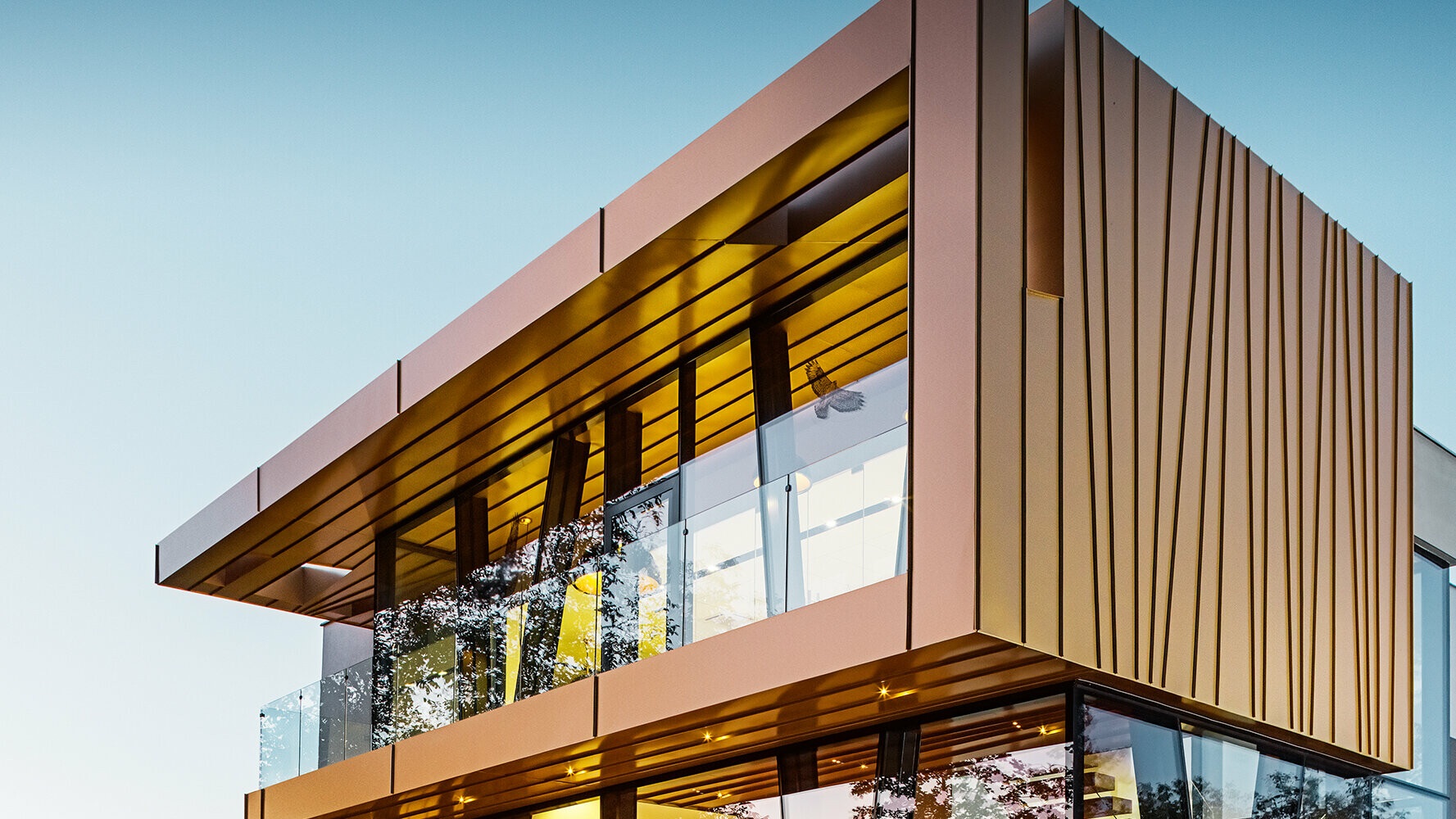 Vinska klet: neenakomerni pregibi aluminijaste fasade v majevsko zlati barvi dajejo zgradbi prav poseben videz.