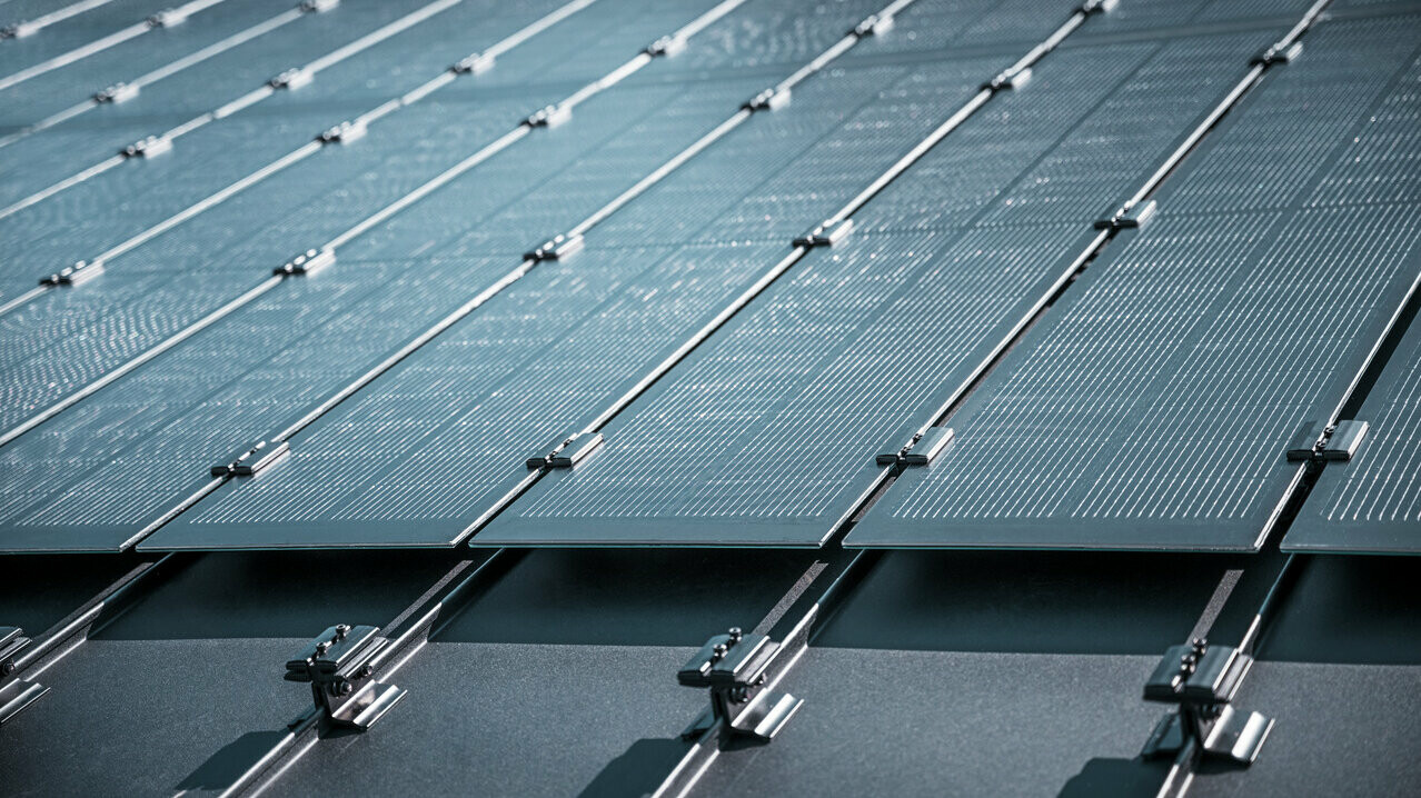 Podrobni pogled na montažo sončnih modulov Prefalz na strehi v Meschede