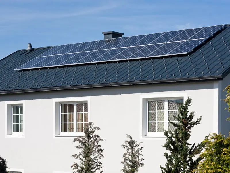 S solarnim montažnim sistemom PREFA PS.13 je bil na strešne plošče PREFA v antracitni barvi nameščen fotovoltaični sistem