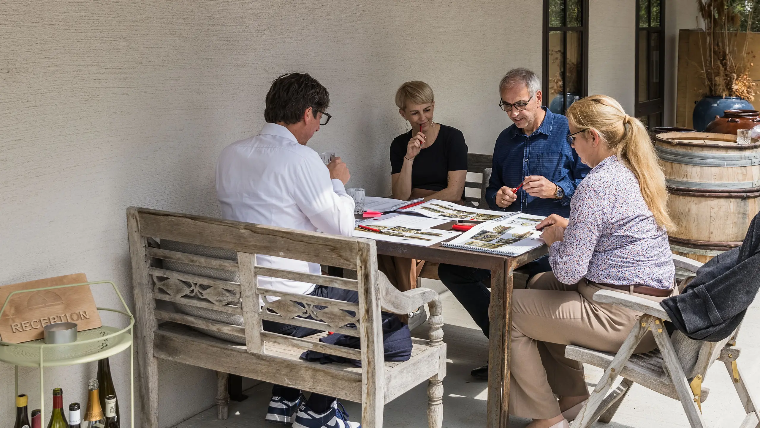  Mala delovna skupina na strokovnem dialogu PREFARENZEN 2026 v dvorcu Winzerresidenz v Seewinklu na Gradiščanskem: Judit Nemere (direktorica podjetja PREFA Madžarska), Veronika Roll (marketing podjetja PREFA Avstrija), Sven Disser (vodja razvoja, Bauwerk) in Wolfgang Croce (Croce & Wir, Gradec) razpravljajo o kakovosti predloženih arhitekturnih projektov. Poudarek je na ustvarjalni uporabi aluminijastih rešitev PREFA v sodobni arhitekturi. Sproščeno vzdušje spodbuja osredotočeno izmenjavo mnenj o inovacijah, funkcionalnosti in kontekstu.