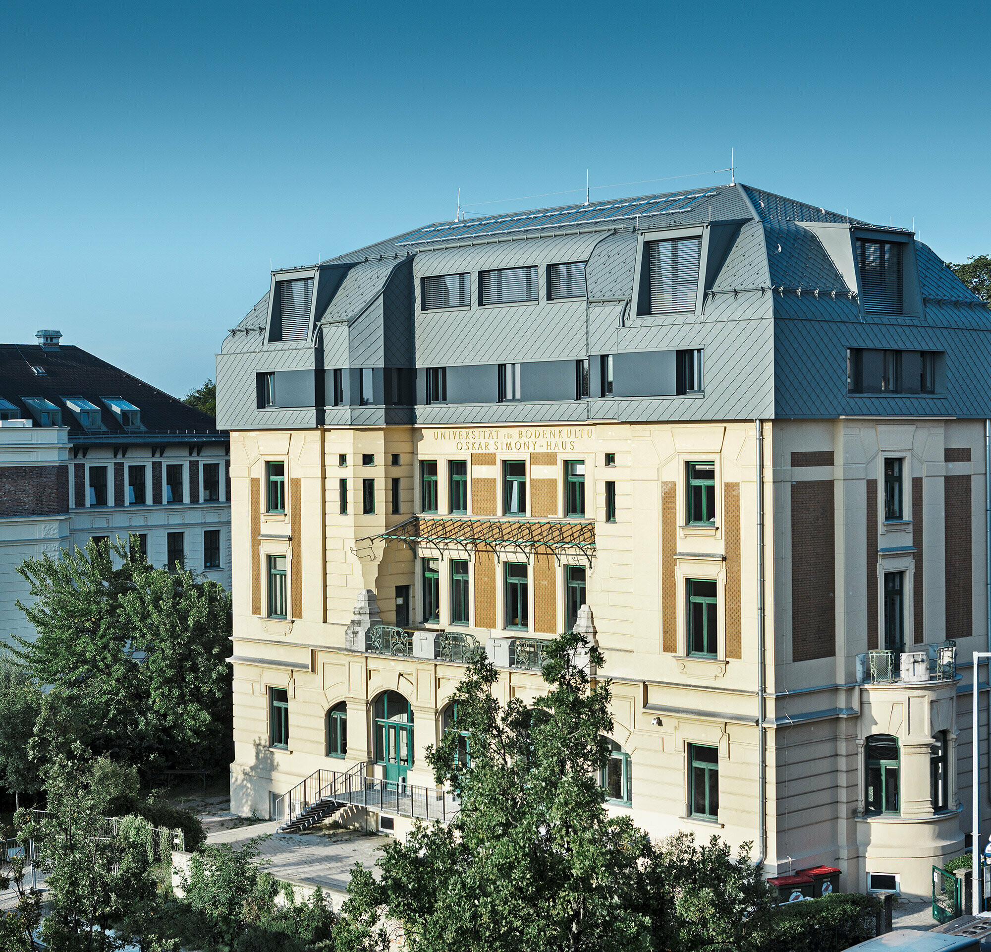 Zgodovinska stavba Simony-Haus na Dunaju po prenovi s strešnimi in stenskimi rombi PREFA v barvi P.10 svetlo siva