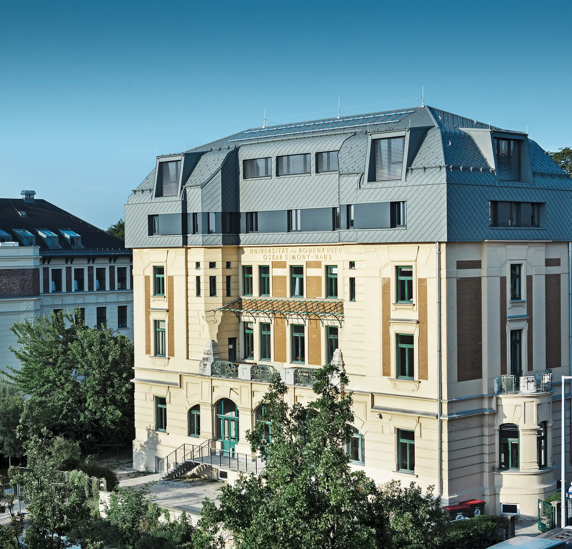 Zgodovinska stavba Simony-Haus na Dunaju po prenovi s strešnimi in stenskimi rombi PREFA v barvi P.10 svetlo siva