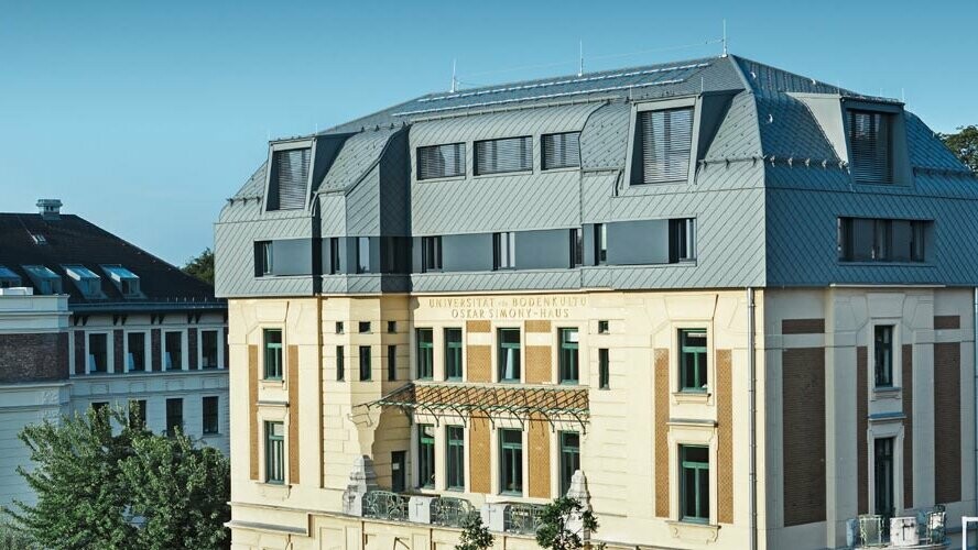 Zgodovinska stavba Simony-Haus na Dunaju po prenovi s strešnimi in stenskimi rombi PREFA v barvi P.10 svetlo siva