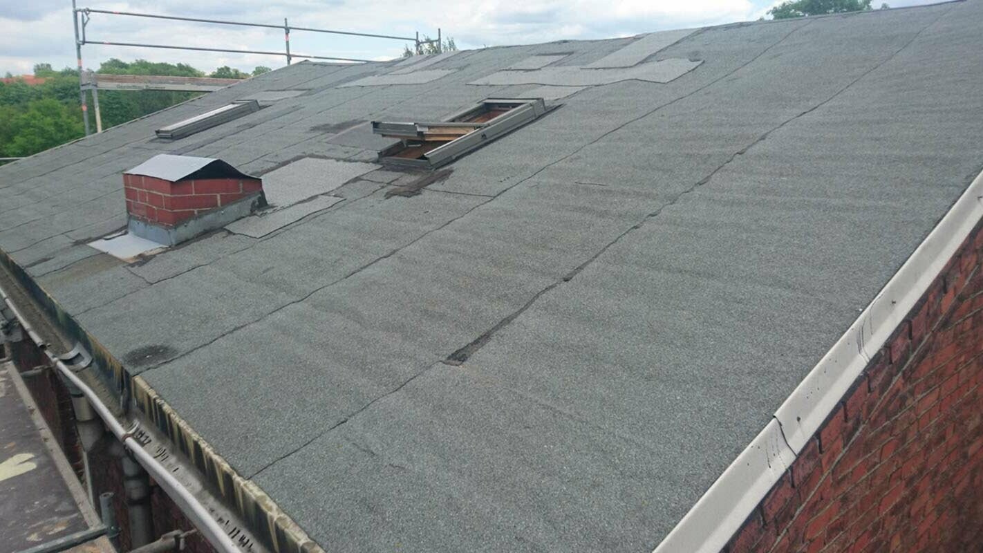 Streha pred obnovo s strešnimi ploščami PREFA v kamnito sivi barvi P.10
