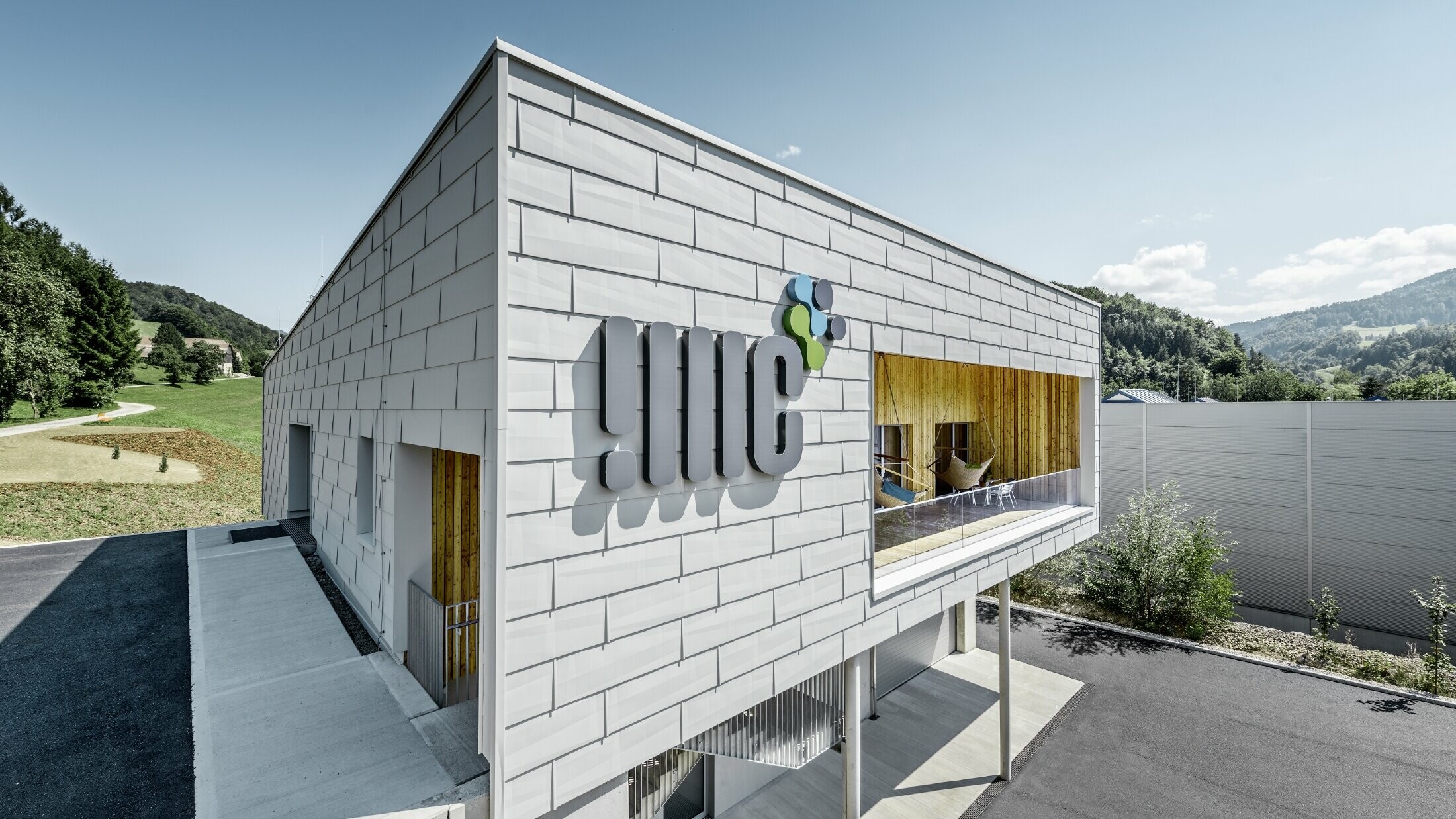 Modernes Firmengebäude in Ybbsitz mit Flachdach und Aluminiumfassade; Die Fassade wurde mit den PREFA Fassadenpaneelen FX.12 in Prefaweiß verkleidet.