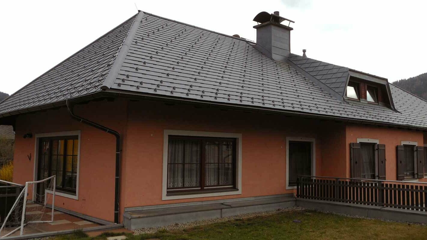 Obnova strehe na hiši s čopasto streho in trapeznim mansardnim oknom s strešnimi skodlami PREFA