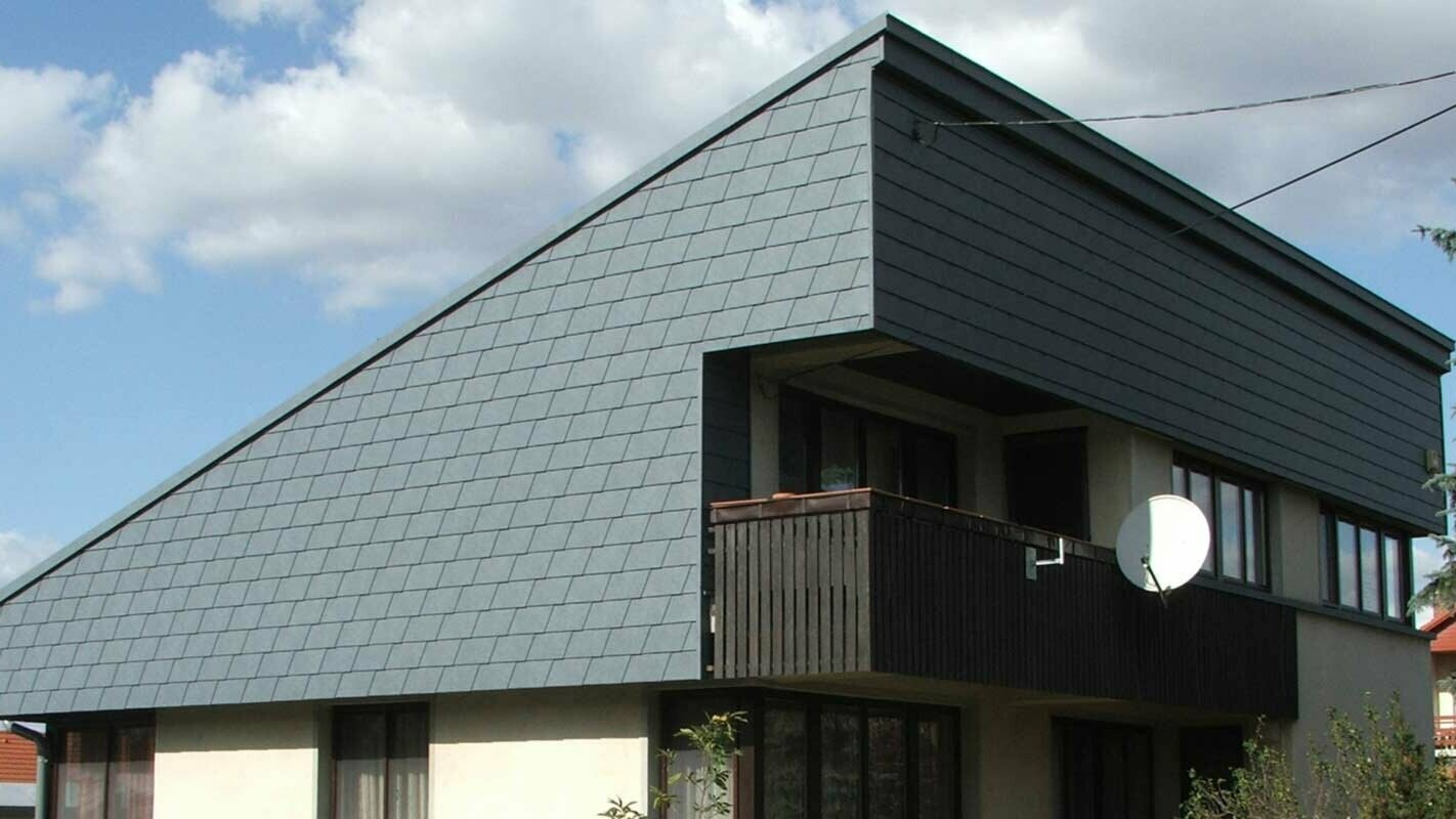 Obnova fasade enodružinske hiše s pultno streho s fasadnimi skodlami PREFA