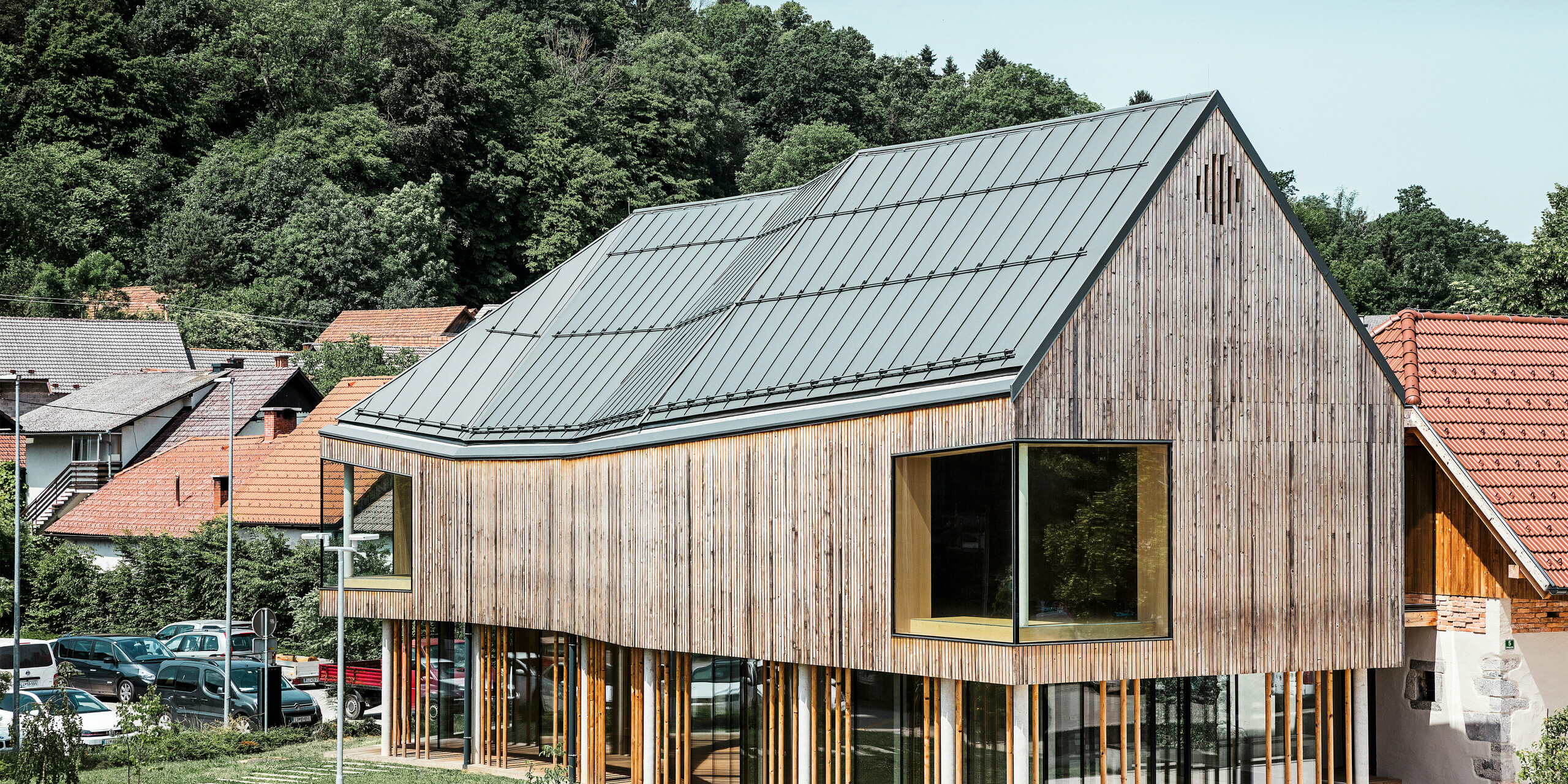 Arhitekturni načrt centra za obiskovalce na Igu v Sloveniji, za katerega je značilna sodobna lesena fasada, podprta z nizom vitkih stebrov. Značilna temno siva streha PREFALZ se brezhibno zliva z naravnim in podeželskim okoljem ter predstavlja vznemirljiv kontrast okoliškim tradicionalnim rdečim strešnikom. Ta stavba je primer zavezanosti podjetja PREFA k inovativnim in trajnostnim gradbenim materialom.