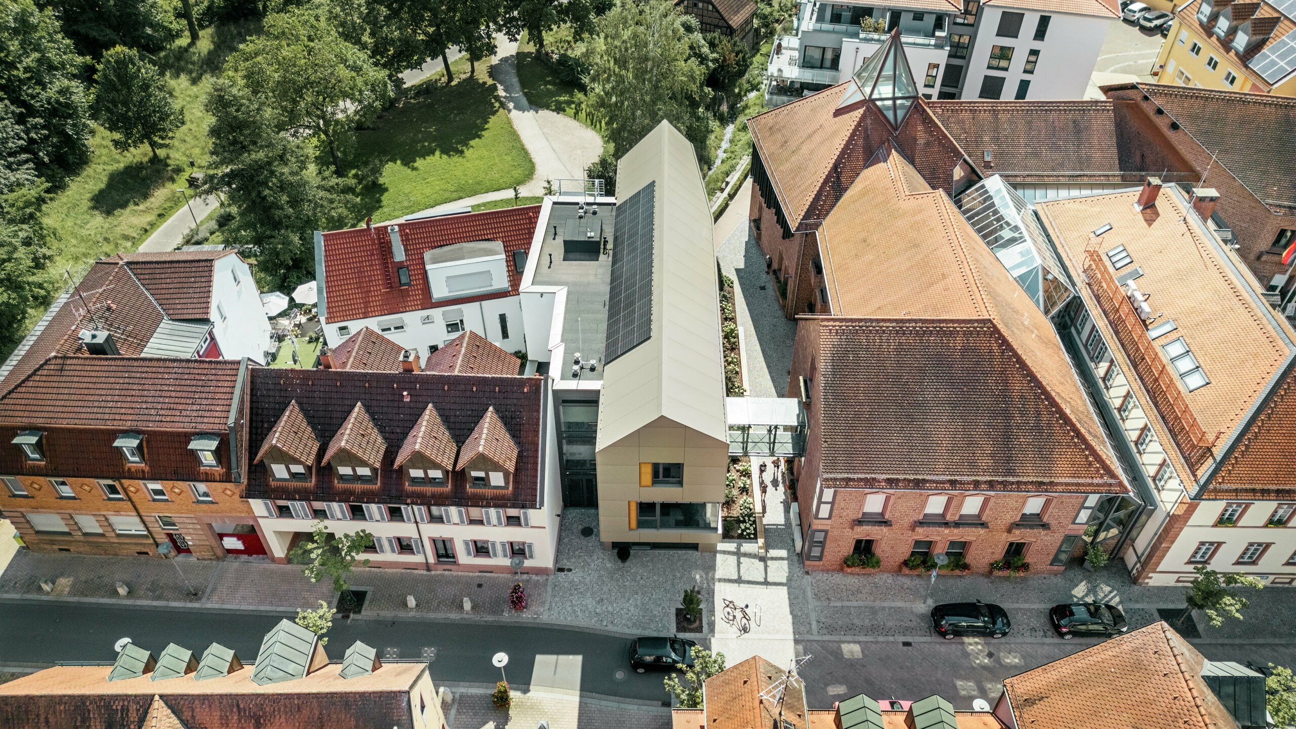 Nova mestna hiša se tako harmonično vključi v arhitekturni sklop mesta, ki ga sestavljata prvotna zgodovinska mestna hiša in prizidek iz 80. let.