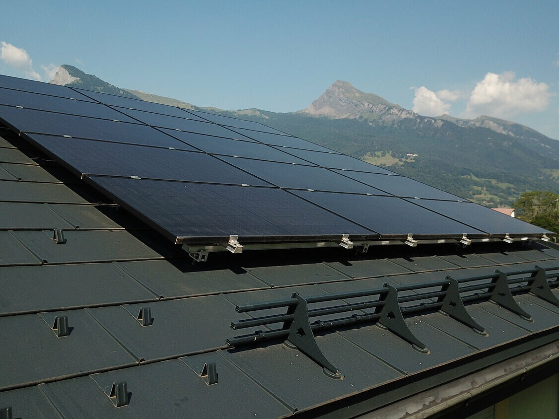 Fotovoltaični sistem na strehi, pokriti s strešno ploščo PREFA R.16 v antracitni barvi.