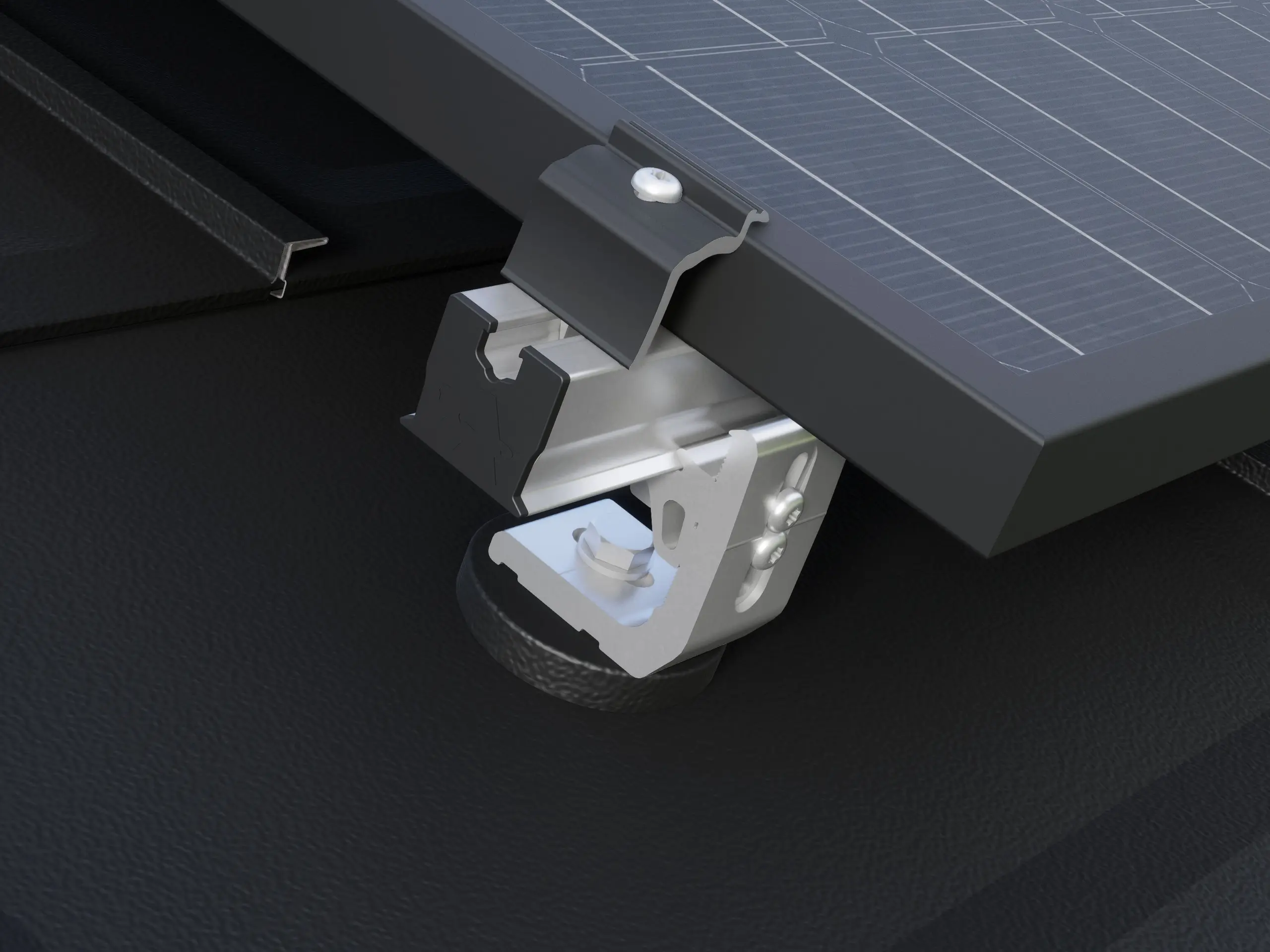 Približni pogled na nosilec solarnih sistemov PREVARIO 3.S, nameščen na temno streho PREFA, ki nosi aluminijasti nosilni profil PV modulov. Solarni modul je pritrjen na aluminijasti nosilni profil s stranskim držalom PREVARIO.