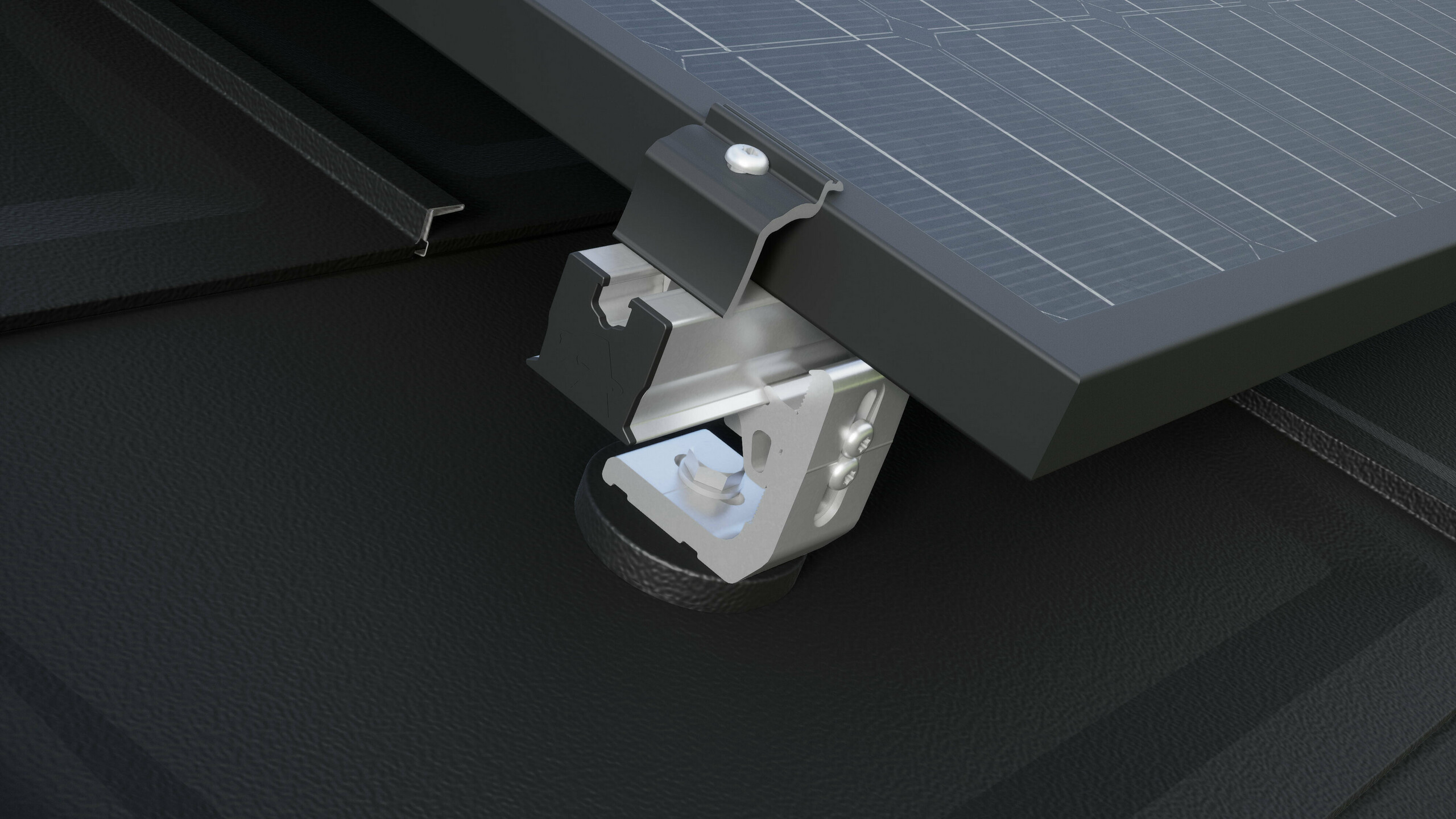 Približni pogled na nosilec solarnih sistemov PREVARIO 3.S, nameščen na temno streho PREFA, ki nosi aluminijasti nosilni profil PV modulov. Solarni modul je pritrjen na aluminijasti nosilni profil s stranskim držalom PREVARIO.