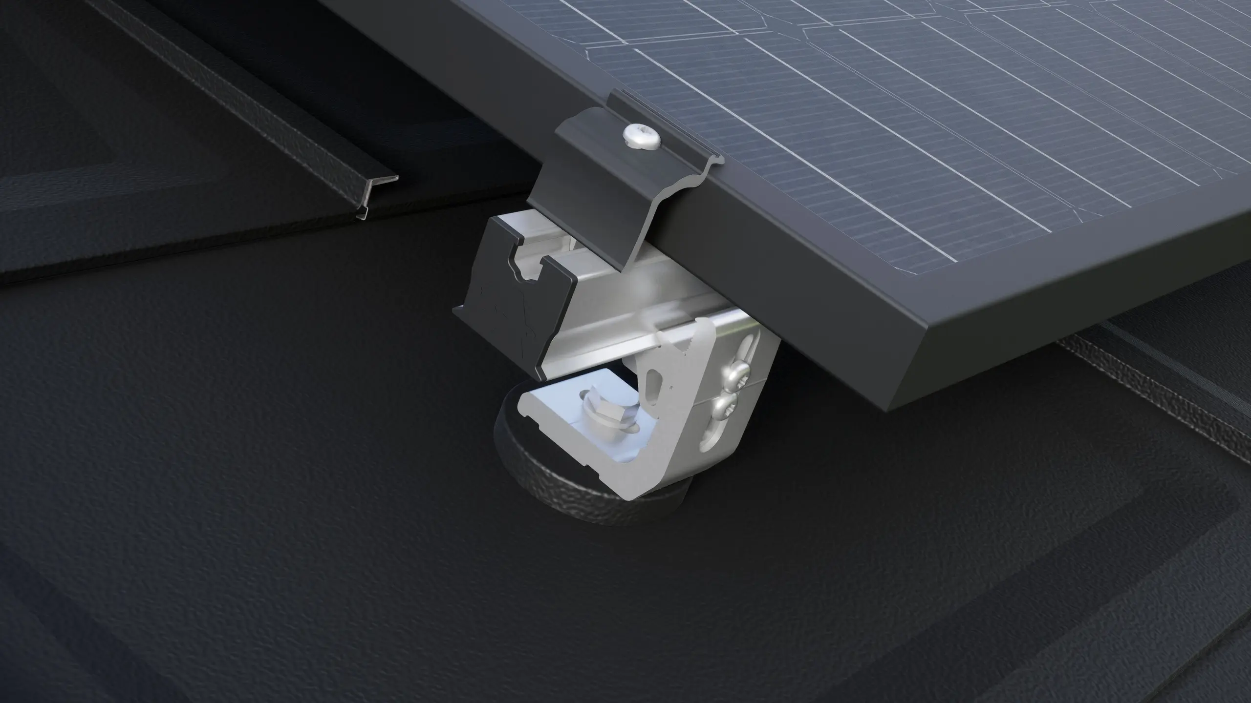 Približni pogled na nosilec solarnih sistemov PREVARIO 3.S, nameščen na temno streho PREFA, ki nosi aluminijasti nosilni profil PV modulov. Solarni modul je pritrjen na aluminijasti nosilni profil s stranskim držalom PREVARIO.
