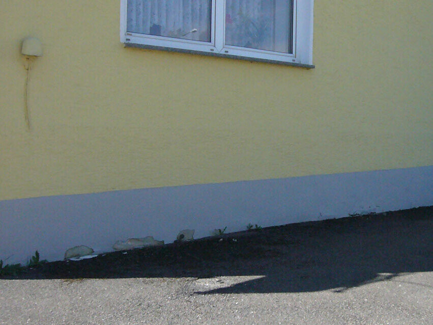 Aufgrund der ausgebrochenen am Fassadensockel wird das Haus mit PREFA saniert.