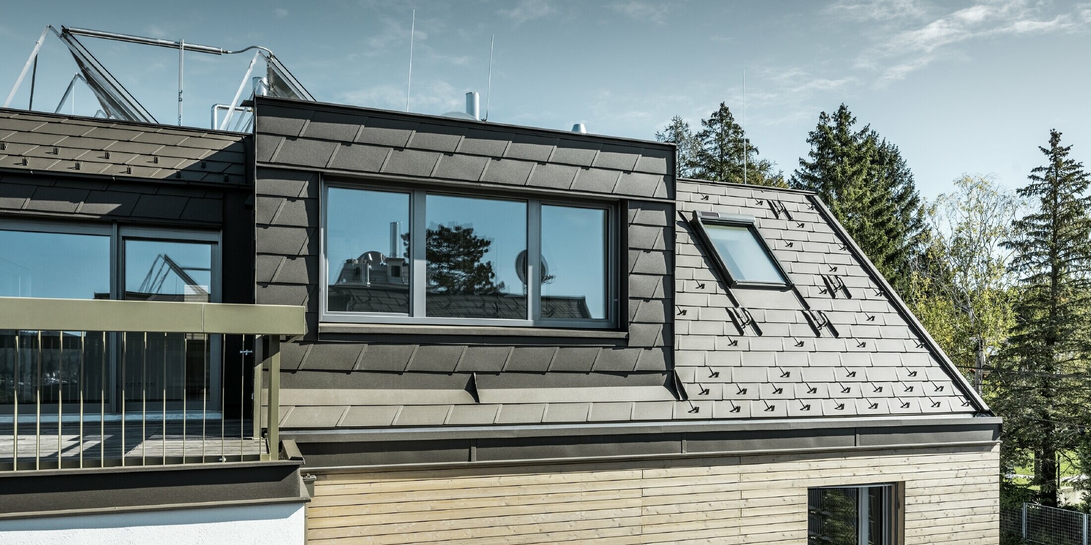 Zobytnenie podkrovia, obklad strechy a fasády so strešným šindľom PREFA DS.19 vo farbe P.10 hnedá