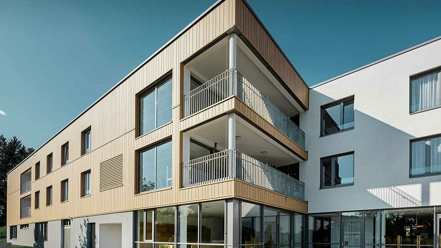 Večdelna stanovanjska hiša z alternativo videza lesa – Sidings v barvi peščeno rjava