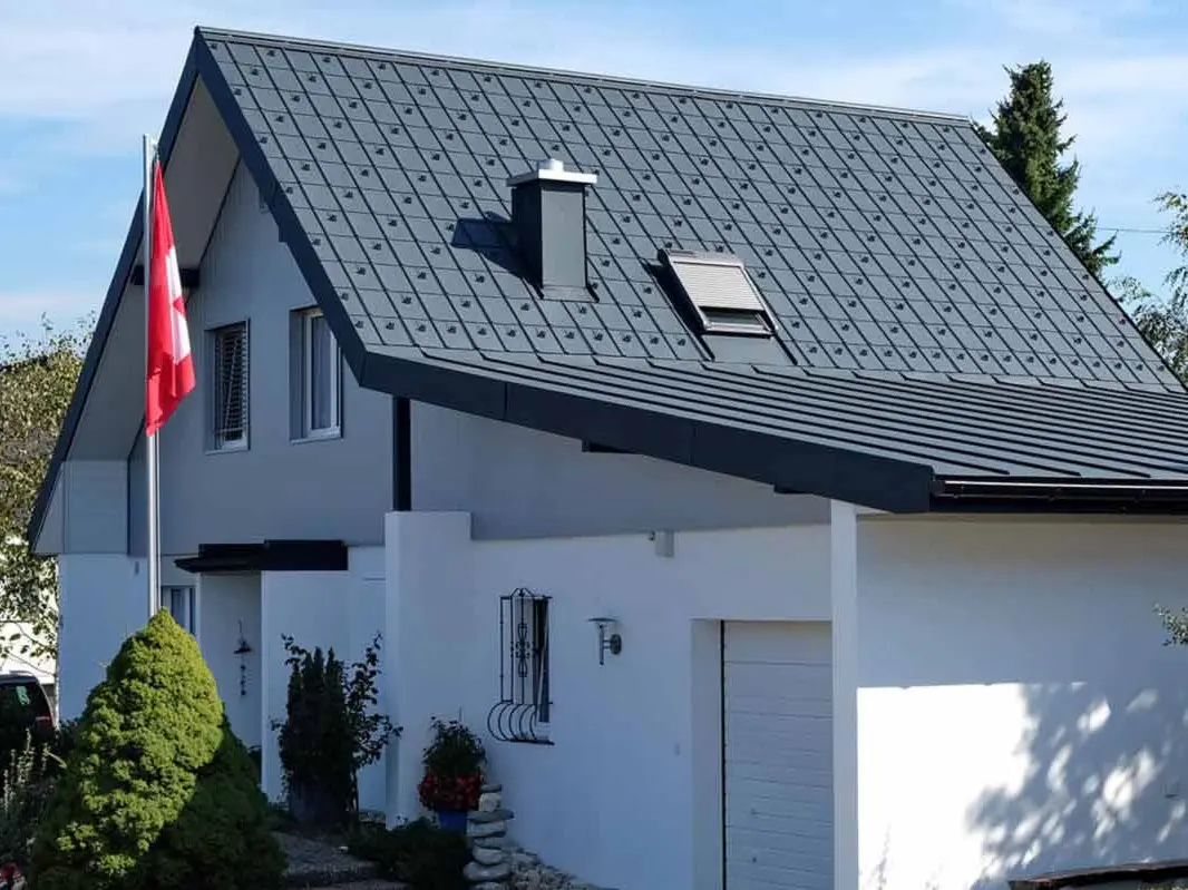 Hiša z garažo po obnovi strehe s strešnimi ploščami PREFA v antracitni barvi