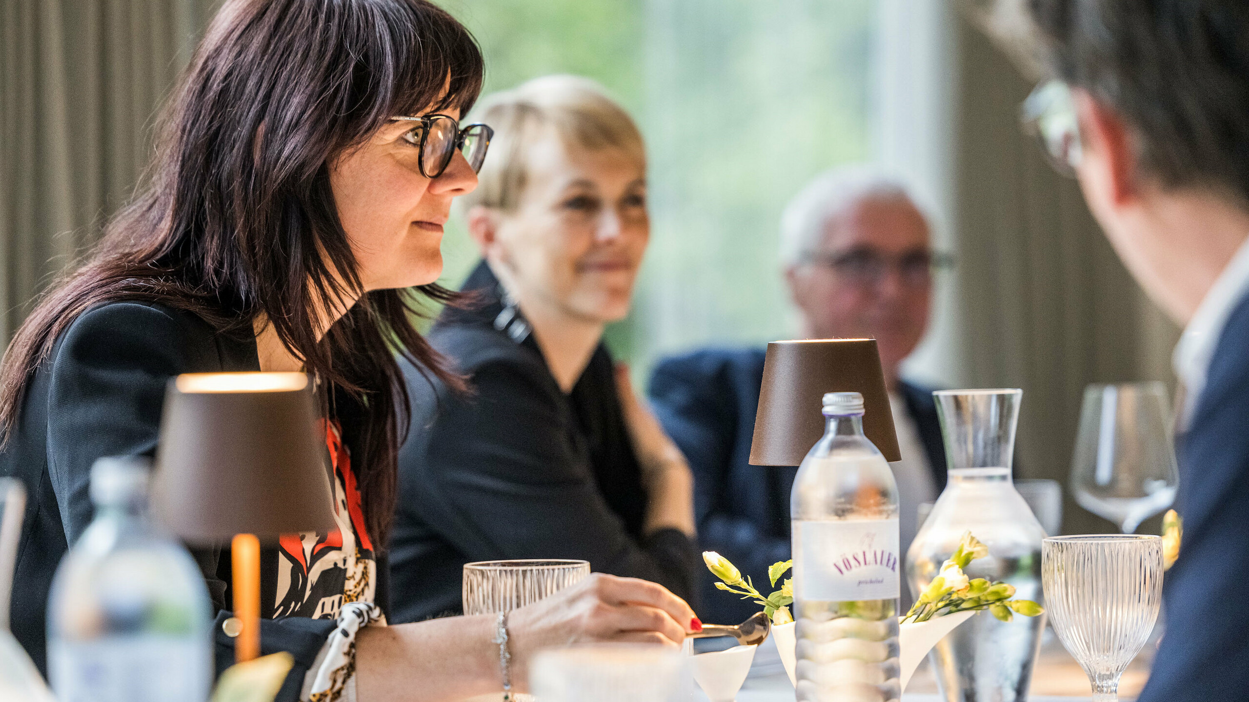  Bettina Almeida in Veronika Roll (PREFA Marketing) v osredotočeni izmenjavi mnenj med strokovnim dialogom PREFARENZEN 2026 v vinogradniški rezidenci v Seewinklu. Razprava se je osredotočila na arhitekturno kakovost, trajnostne materiale in izbor najbolj navdihujočih projektov za prihodnjo arhitekturno knjigo in koledar PREFARENZEN. Dogodek ponuja platformo za ustvarjalno razpravo med arhitekturo, mediji in podjetjem PREFA.
