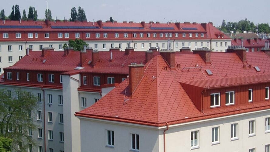 Slika hiš Hugo Breitner Hof na Dunaju. Strehe so bile prekrite s strešno skodlo PREFA v opečno rdeči barvi.