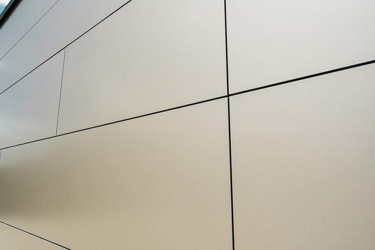 Aluminijasta kompozitna plošča PREFABOND s fugami v bronasti barvi