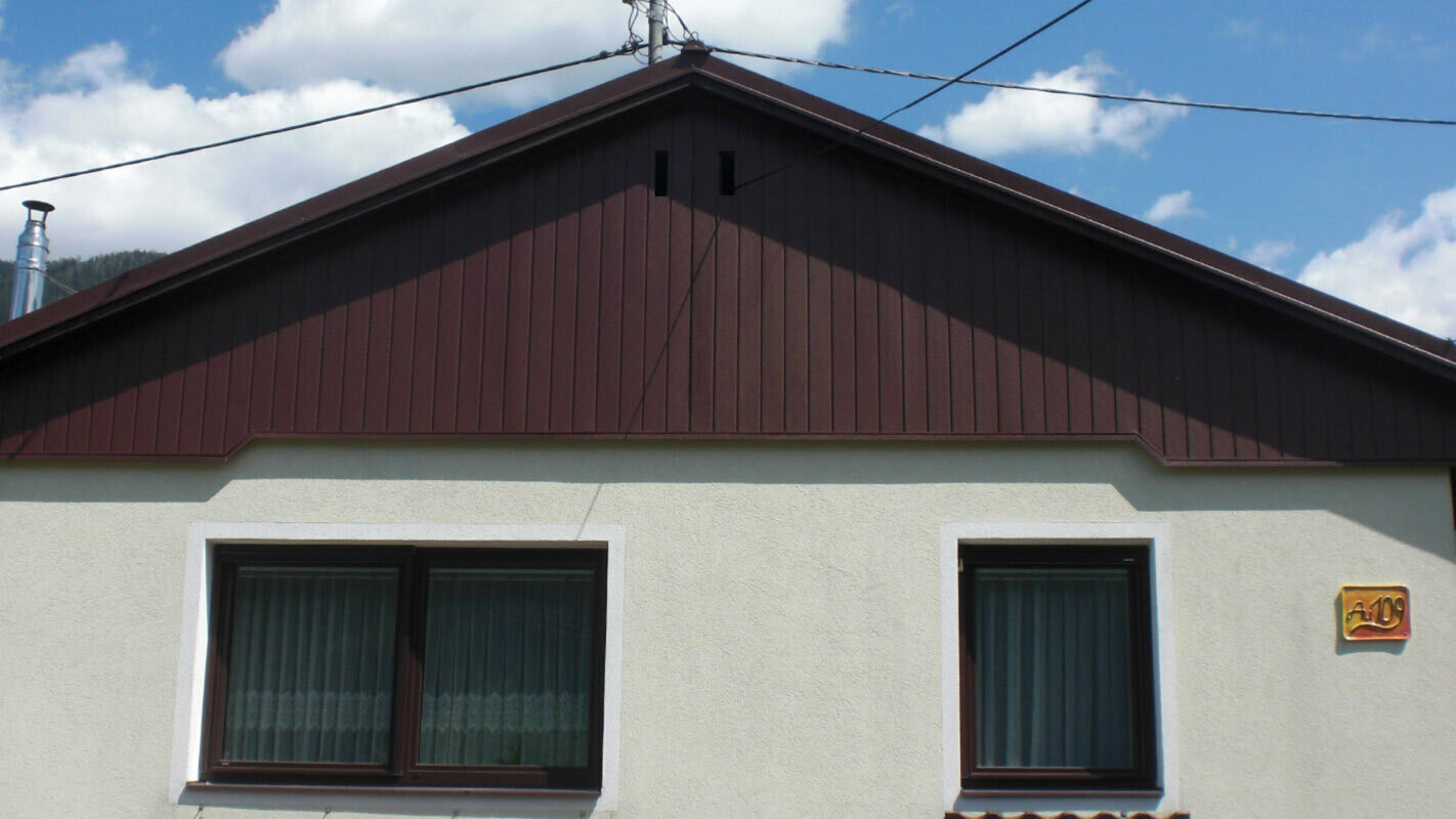 Obnova zatrepa z elementi PREFA Siding v rjavi barvi, svetlo zelena fasada