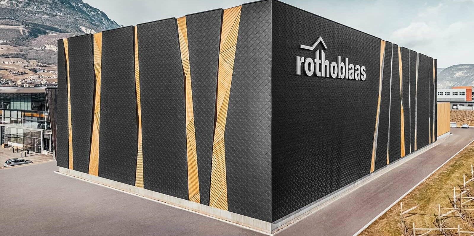 Das Industriegebäude Rothoblaas mit der PREFA Wandraute 44 x 44 in P.10 schwarz.