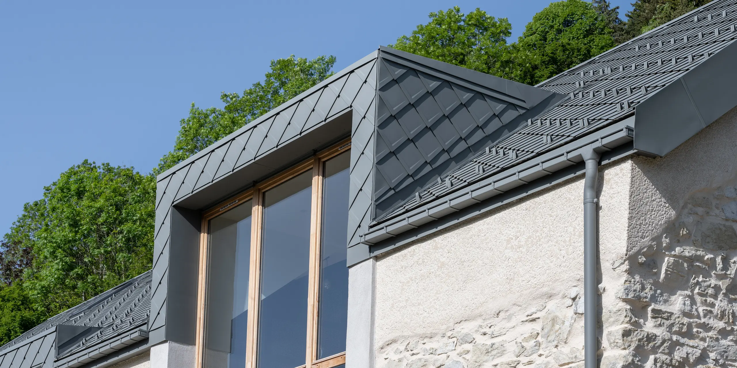 PREFA strešna plošča 29x29 v P.10 svetlo sivi barvi na počitniški hiši v Enginsu blizu Grenobla