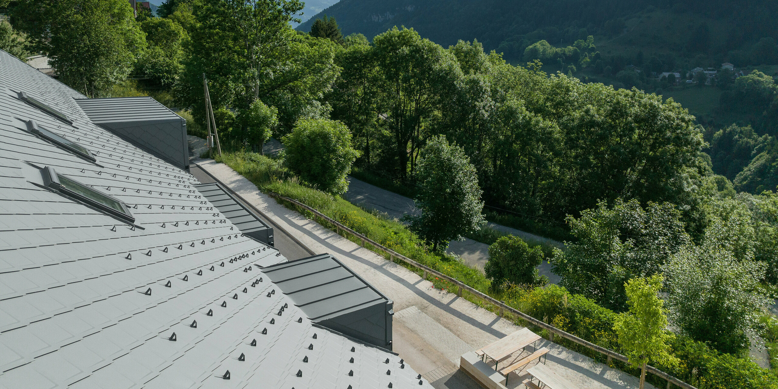 PREFA strešna plošča 29x29 v P.10 svetlo sivi barvi na počitniški hiši v Enginsu blizu Grenobla