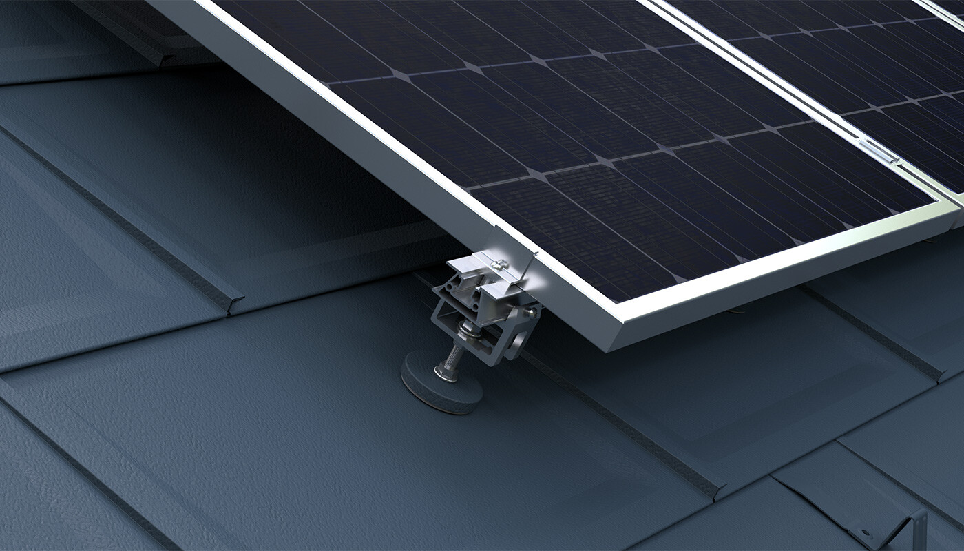 Prikazan je montažni solarni sistem PREFA za pritrditev fotonapetostnih sistemov na strehe PREFA.