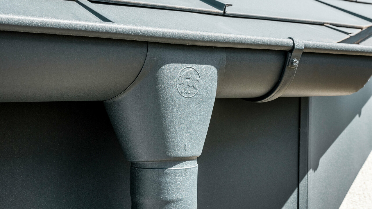 Enodružinska hiša v Newel-Besslichu s PREFA strešno ploščo R.16 in PREFA sistemom za odvodnjavanje strehe v antracitni barvi