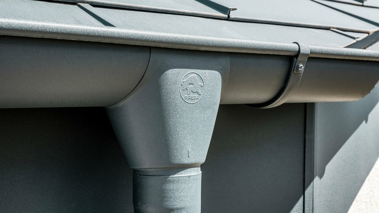 Enodružinska hiša v Newel-Besslichu s PREFA strešno ploščo R.16 in PREFA sistemom za odvodnjavanje strehe v antracitni barvi