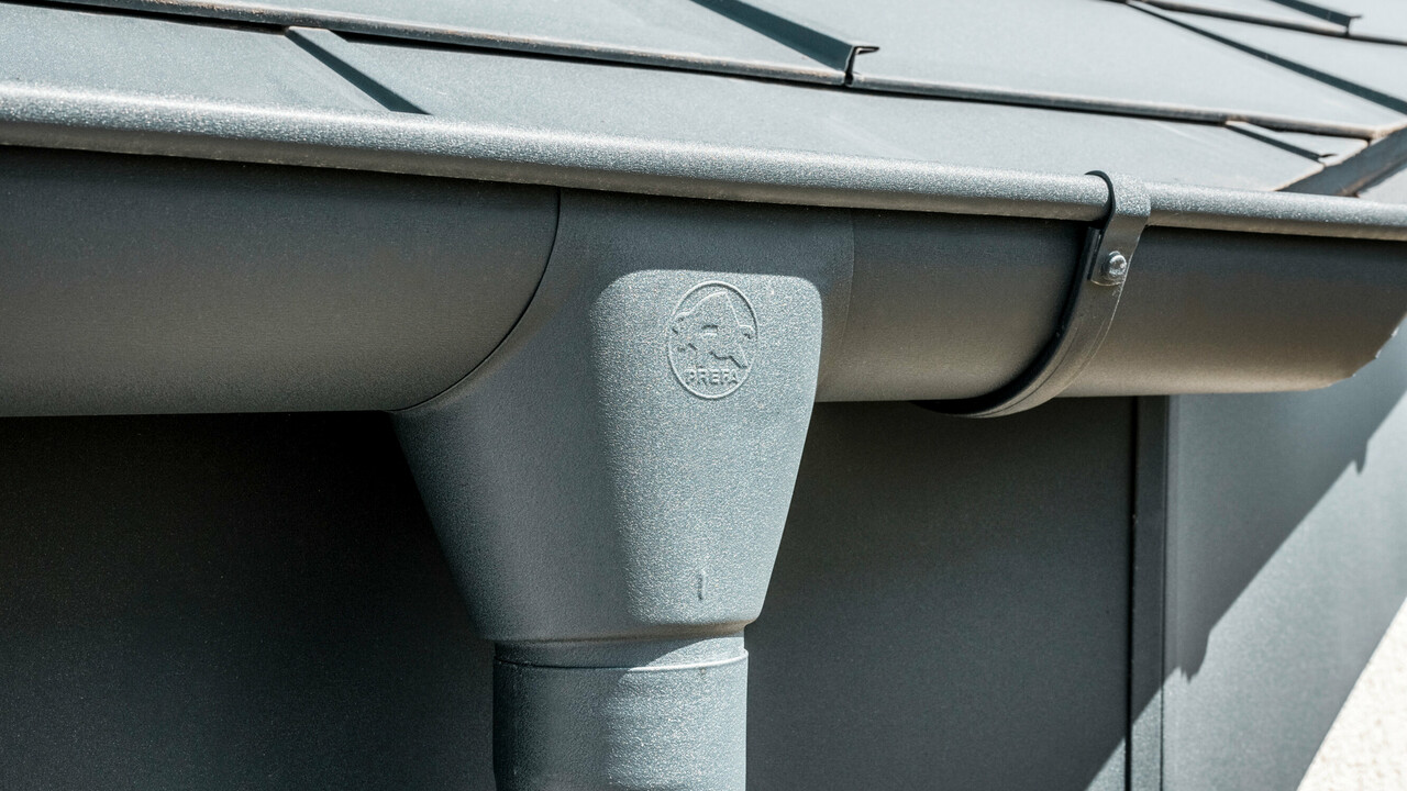 Enodružinska hiša v Newel-Besslichu s PREFA strešno ploščo R.16 in PREFA sistemom za odvodnjavanje strehe v antracitni barvi