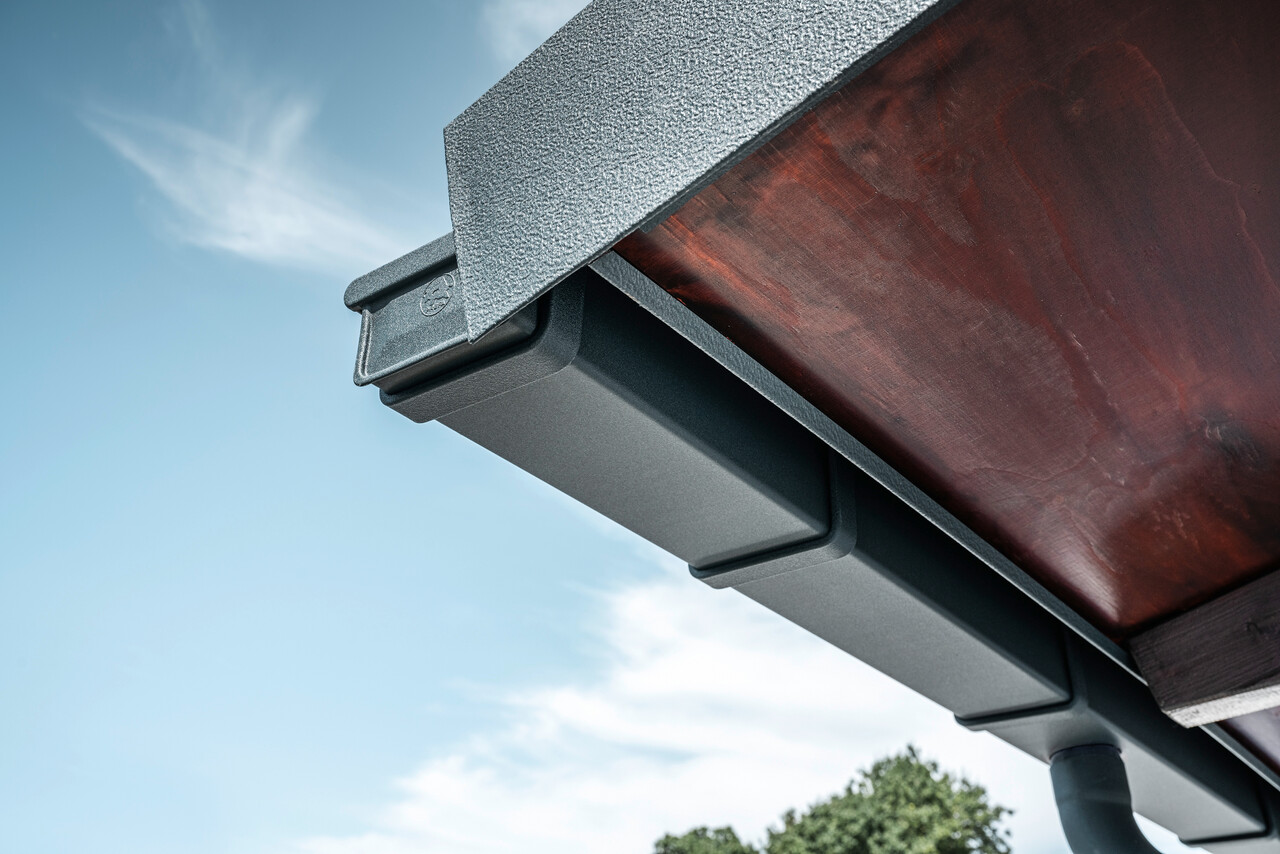 Podrobni posnetek PREFA sistema za odvodnjavanje strehe v barvi P.10 antracitna na strehi enodružinske hiše v Dortmundu.