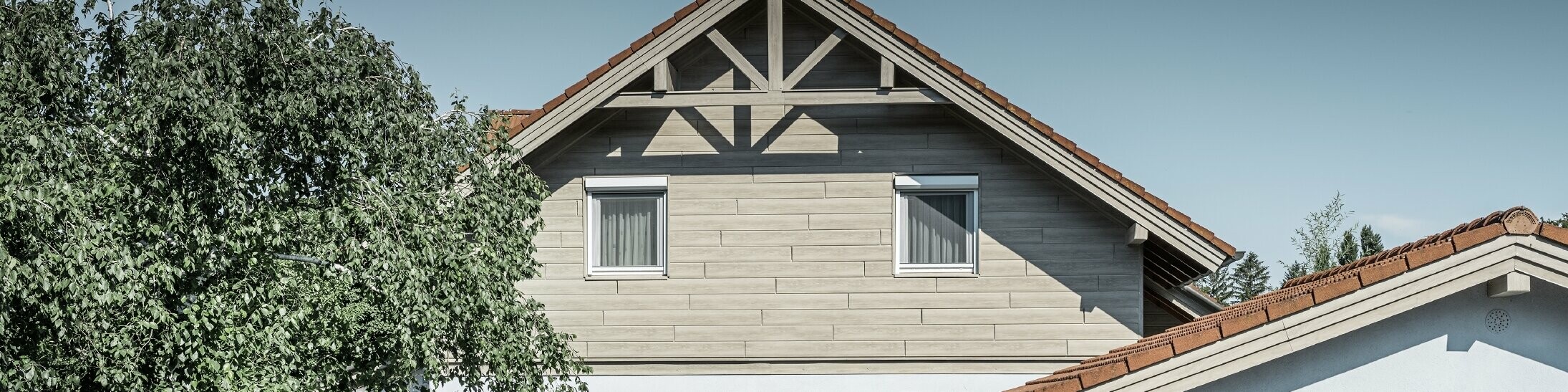 Aluminijasta fasada v videzu lesa PREFA je bila tukaj položena vodoravno in je ni treba nikoli več ponovno barvati.