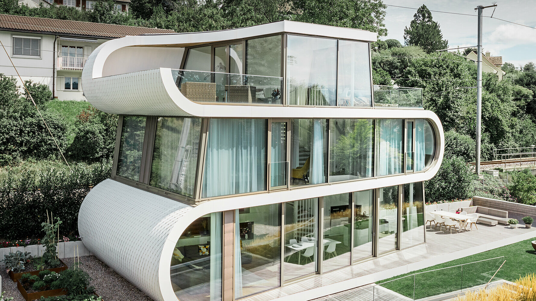 Moderna hiša Flexhouse v Švici s prilagodljivimi malimi strešnimi rombi PREFA v beli barvi