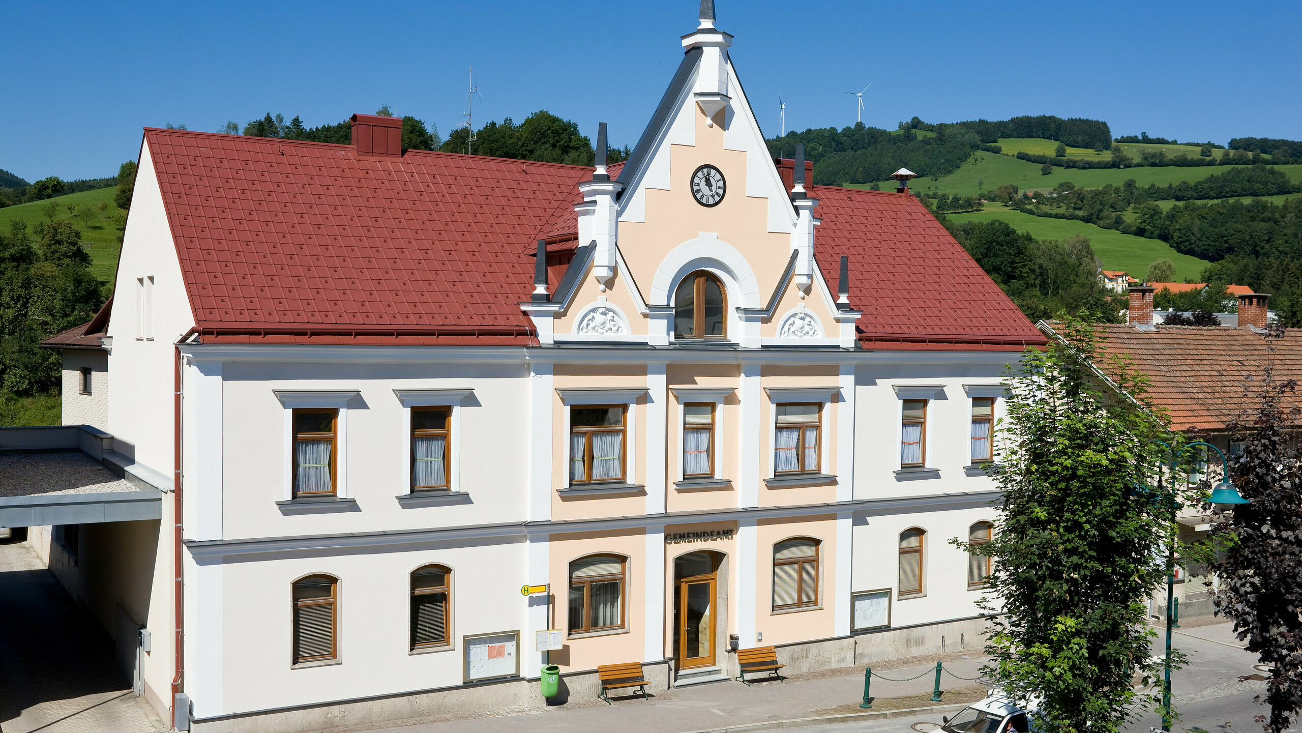 Zgradba občinskega urada Traisen, pokrita s strešnimi ploščami PREFA in ležečim žlebom PREFA (strešni žleb).
