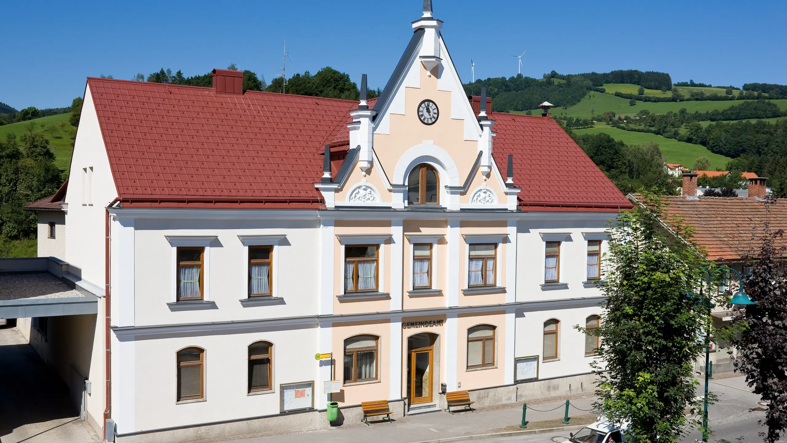 Zgradba občinskega urada Traisen, pokrita s strešnimi ploščami PREFA in ležečim žlebom PREFA (strešni žleb).