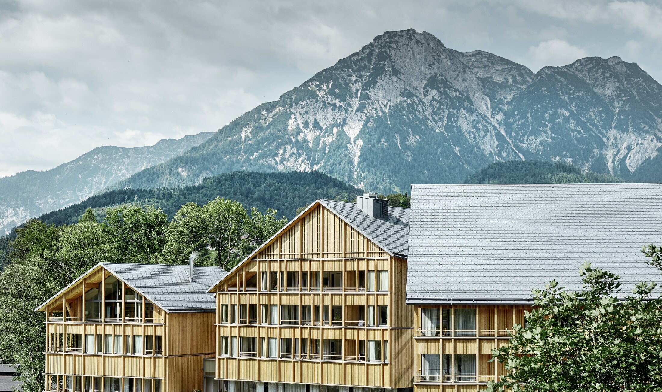 Hotel Vivamayr v kraju Altaussee z leseno fasado in streho s strešnimi skodlami PREFA