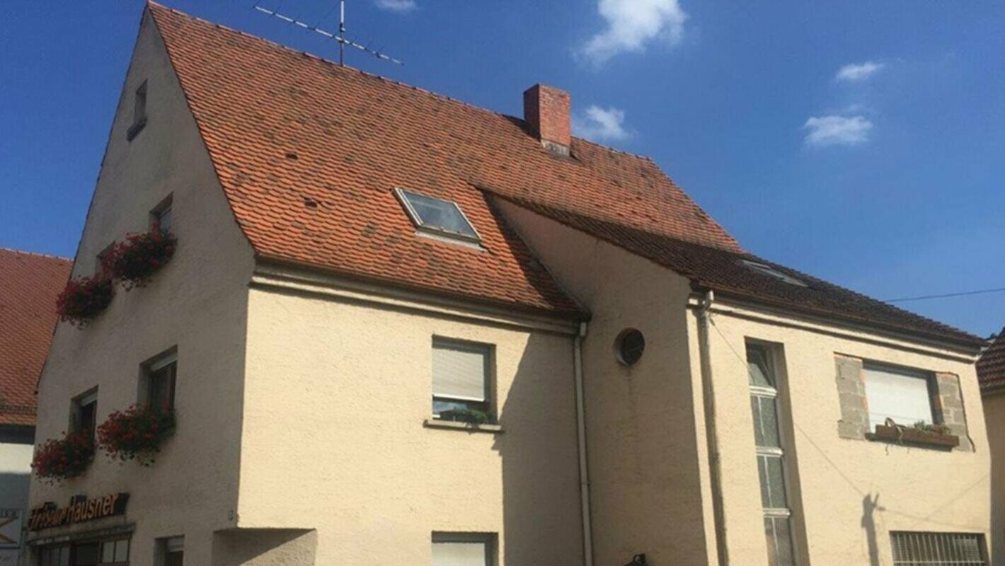 Hiša pred obnovo strehe s strešnimi ploščami PREFA