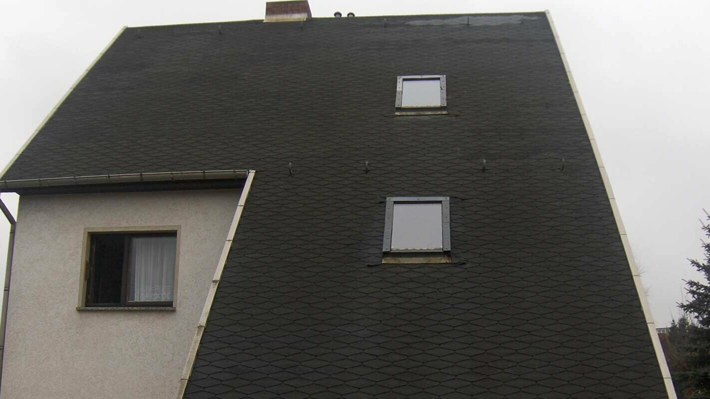 Dolga strešna površina enodružinske hiše pred obnovo s strešnimi rombi PREFA